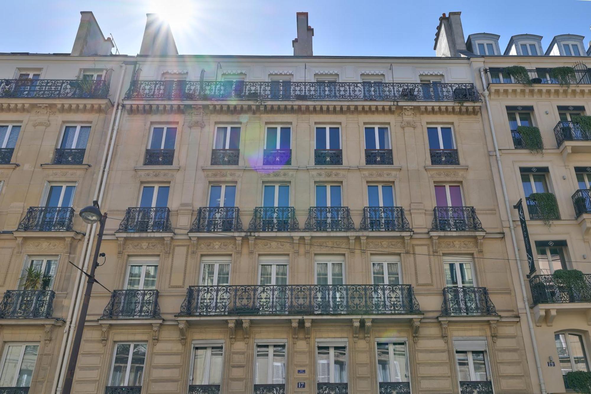 Aesthetic And Large T2 In The Edge Of Le Marais Apartment *
